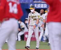 　後半戦黒星スタート。ファンへ試合後のあいさつへ向かう矢野監督（撮影・立川洋一郎）