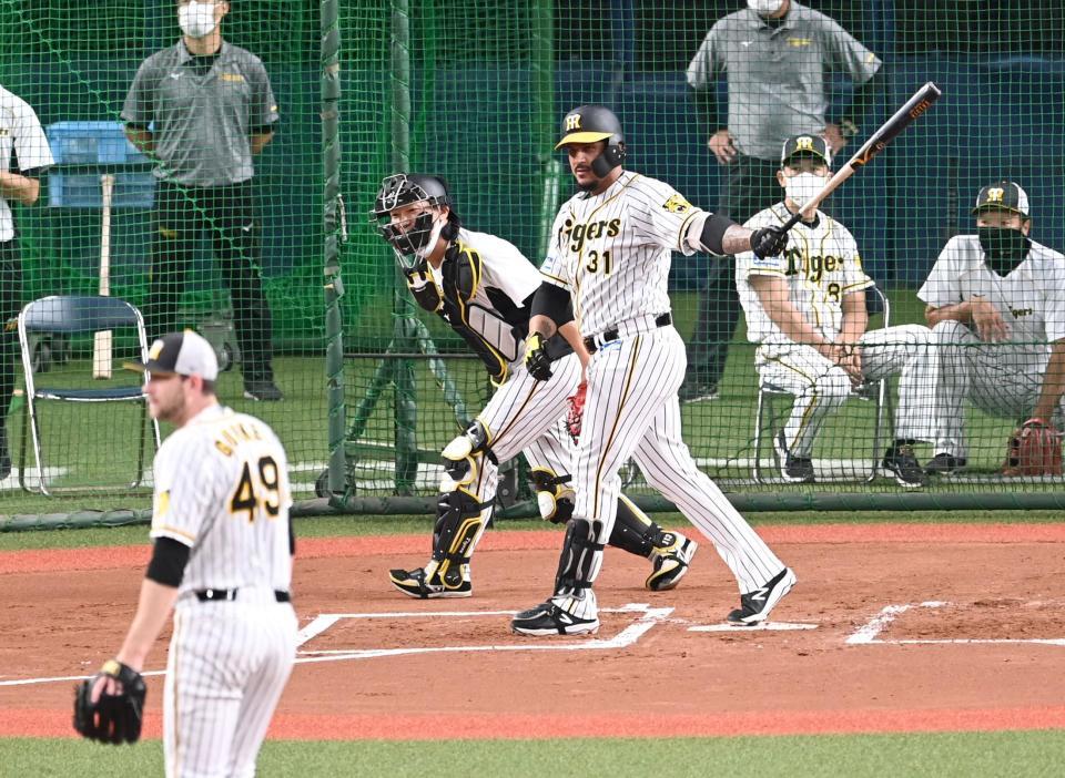 　試合前のシート打撃でガンケルと“対戦”するマルテ（撮影・飯室逸平）