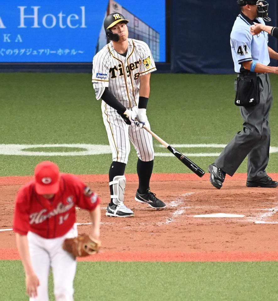 　２回、見逃し三振に倒れる佐藤輝（撮影・飯室逸平）