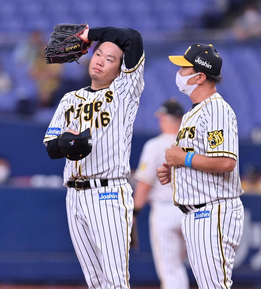 　１回、２点を失った後に林にも安打を打たれ、マウンドで福原投手コーチ（右）に声を掛けられる西勇（撮影・立川洋一郎）