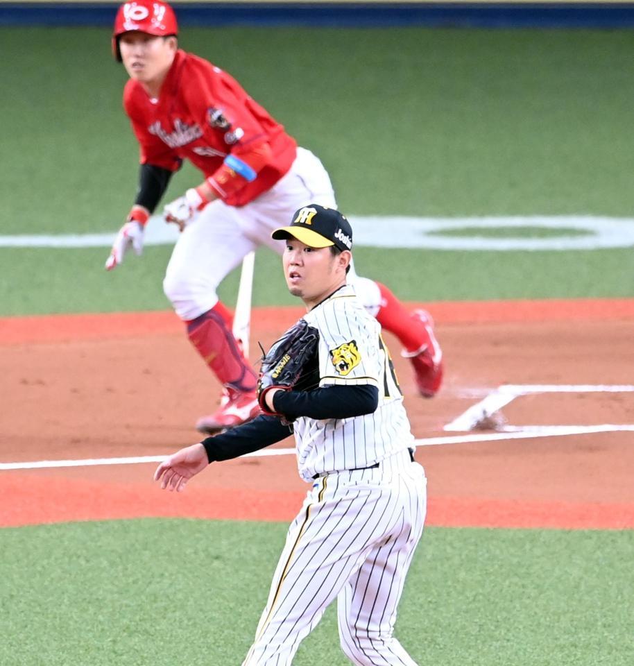 　１回、小園に先制適時三塁打を打たれる西勇（撮影・飯室逸平）