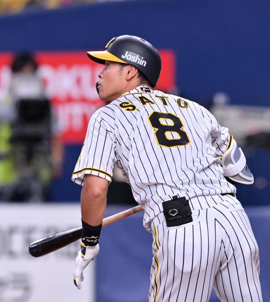 　５回、左中間へ二塁打を放つ佐藤輝（撮影・立川洋一郎）