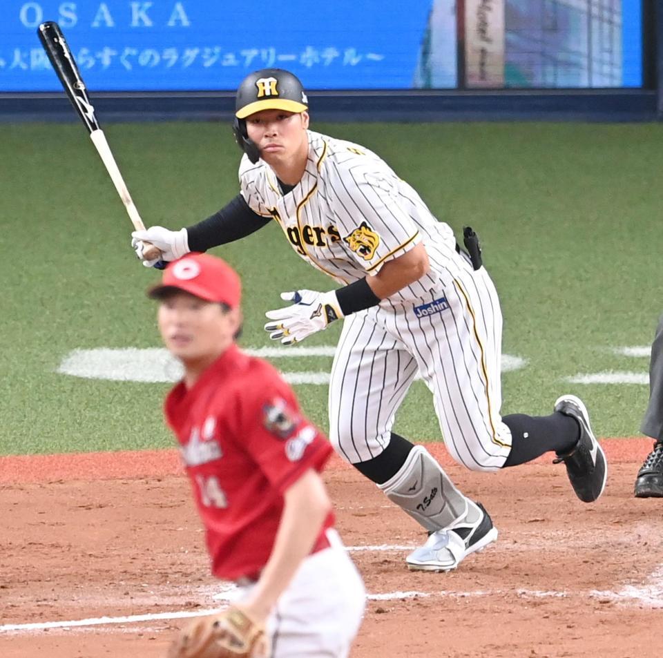 　７回、大瀬良から中前打を放つ佐藤輝（撮影・飯室逸平）