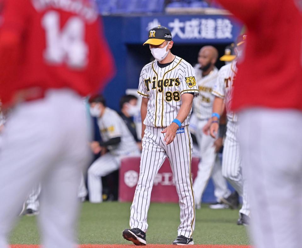 　後半戦黒星スタート。ファンへ試合後のあいさつへ向かう矢野監督（撮影・立川洋一郎）