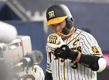 　５回、ソロを放った大山はＴＶカメラに向かって特製メダルを掲げる