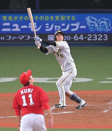 　２回、九里（手前）から勝ち越し犠飛を放つ近本（撮影・高部洋祐）