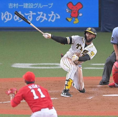 　３回、九里（手前）から右前打を放つロハス（撮影・高部洋祐）