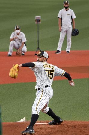 　シート打撃で投げ込むスアレス（撮影・田中太一）