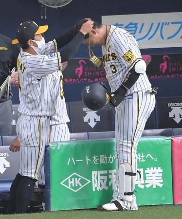 　７回、ソロを放ち、熊谷（左）にメダルを進呈される大山（撮影・高部洋祐）