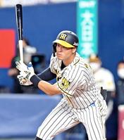 　９回、２点適時二塁打を放つ佐藤輝