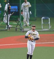 　シート打撃で、マルテ（左奥）を三振に仕留めたスアレス（撮影・高部洋祐）