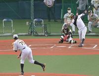 　シート打撃で、スアレス（左）の前に三振に倒れるマルテ（撮影・高部洋祐）