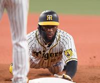 　２回、安打を放ったロハスは一塁へ帰塁する（撮影・田中太一）