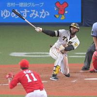 　３回、九里（手前）から右前打を放つロハス（撮影・高部洋祐）