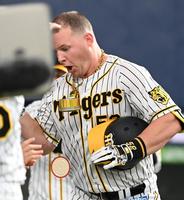 　４回、３ランを放ったサンズは首からかけた特製メダルの底が抜け驚く（撮影・田中太一）