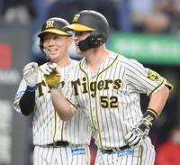 　４回、３ランを放ったサンズは糸原に迎えられる（撮影・田中太一）