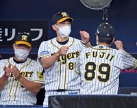 　後半戦初勝利を挙げてコーチ陣と喜び合う矢野監督（中央）＝撮影・立川洋一郎