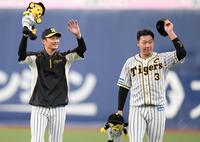 　投打のヒーロ-となった二保（左）と大山はファンの声援に応える（撮影・田中太一）