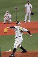 　シート打撃で投げ込むスアレス（撮影・田中太一）