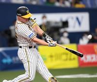 　４回、左越えへ３ランを放つサンズ（撮影・田中太一）