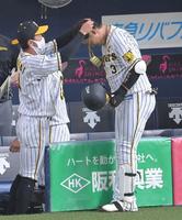 　７回、ソロを放ち、熊谷（左）にメダルを進呈される大山（撮影・高部洋祐）