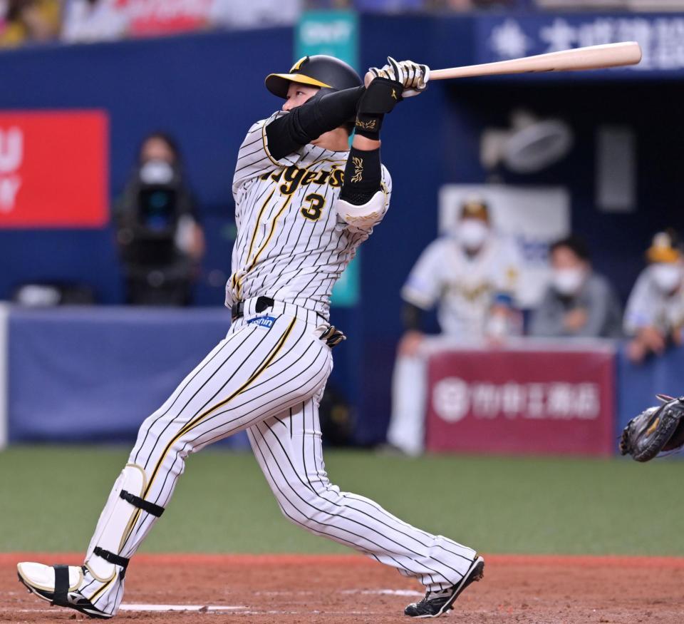 　５回、左翼スタンドへソロを放つ大山