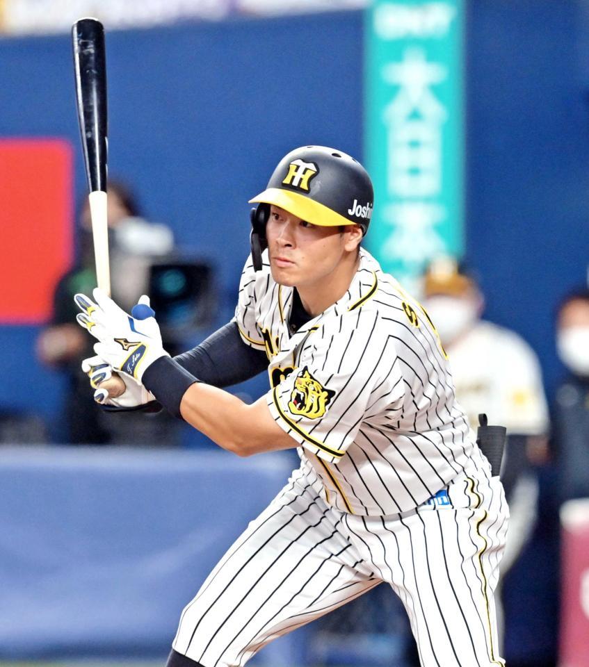 　９回、２点適時二塁打を放つ佐藤輝