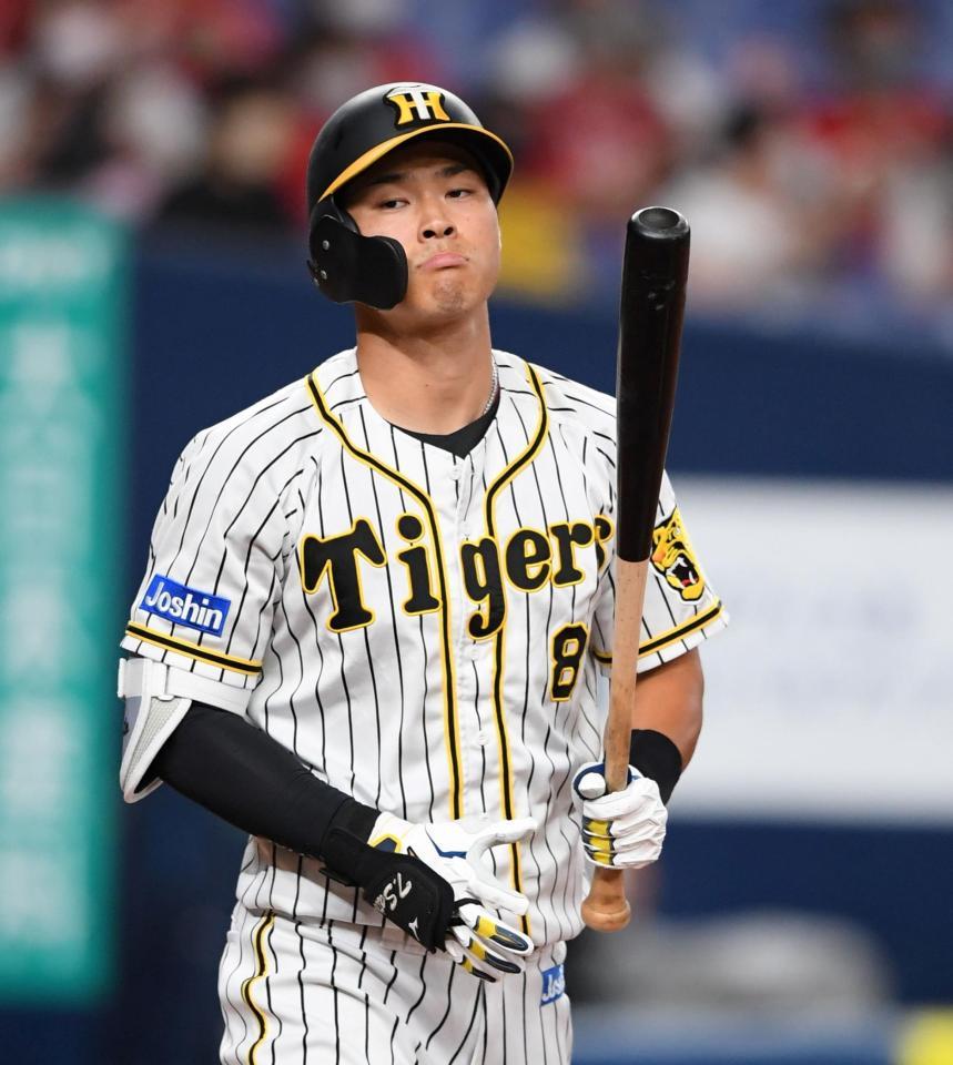 　２回、見逃し三振に倒れる佐藤輝