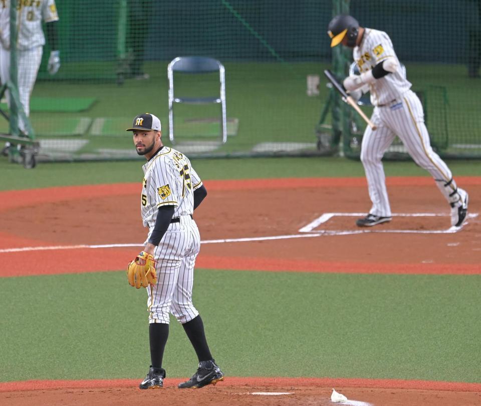 　シート打撃で、原口（右）を内野ゴロに打ち取るスアレス（撮影・高部洋祐）