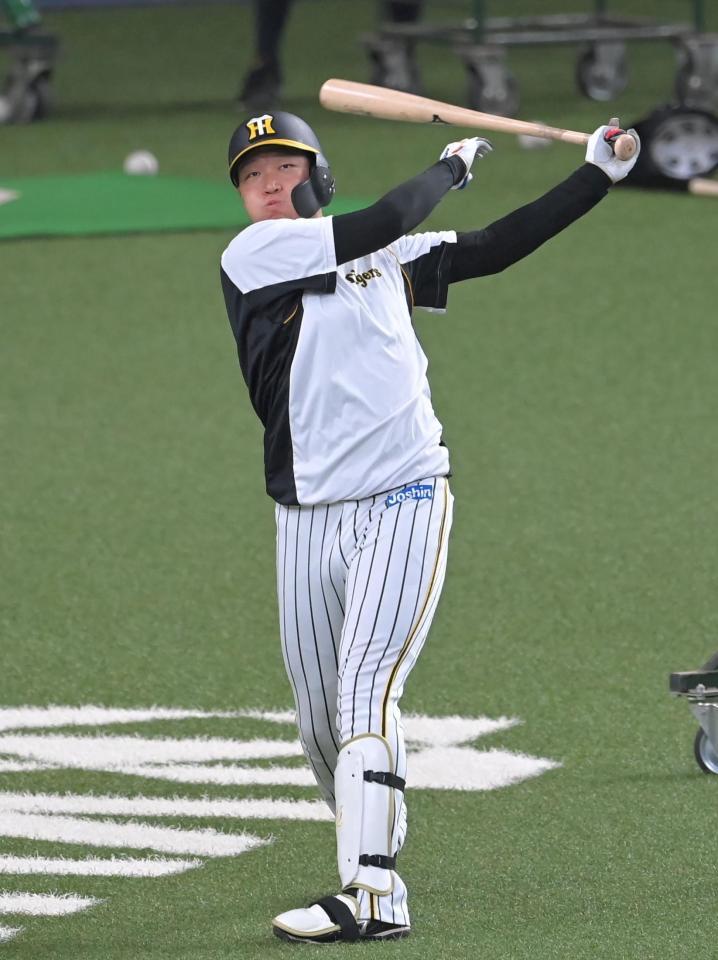 　試合前、ロングティーで快音を響かせる大山（撮影・高部洋祐）