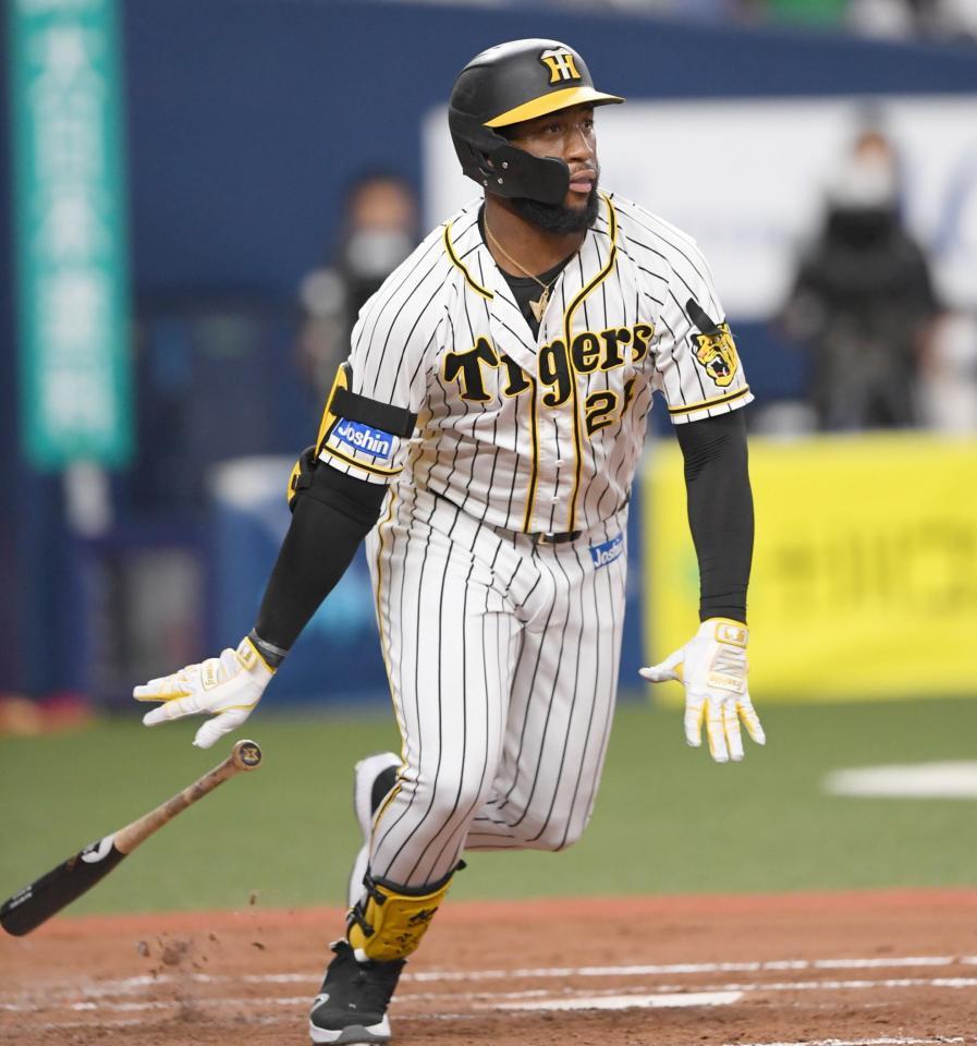 　２回、安打を放つロハス（撮影・田中太一）