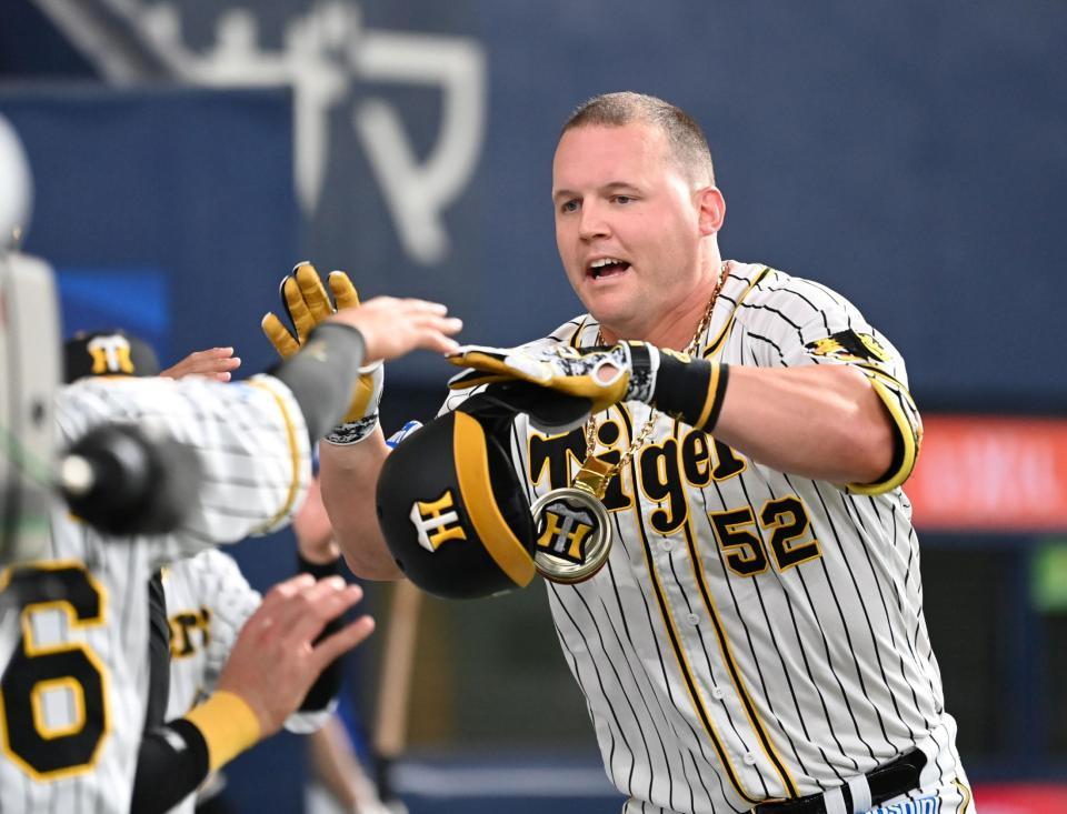 　３回、ソロを放ったサンズはハッピーハンズをしながら迎えられる（撮影・田中太一）