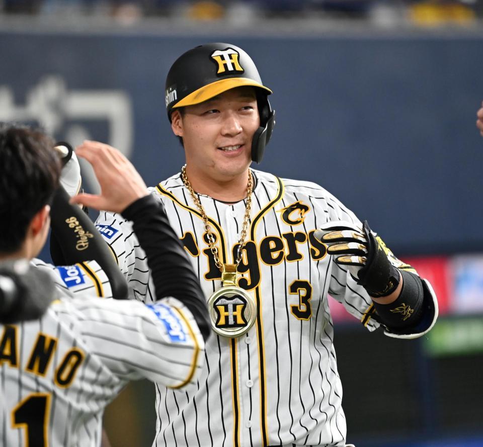 　４回、ソロを放ちナインに迎えられる大山（撮影・田中太一）