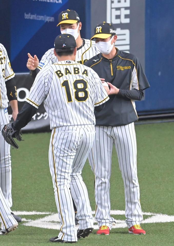 　最後を締めた馬場（手前）からウイニングボールをもらう二保（右）＝撮影・高部洋祐