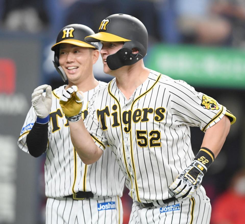 　４回、３ランを放ったサンズは糸原に迎えられる（撮影・田中太一）