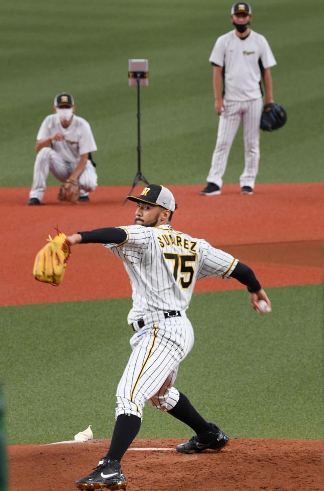 　シート打撃で投げ込むスアレス（撮影・田中太一）