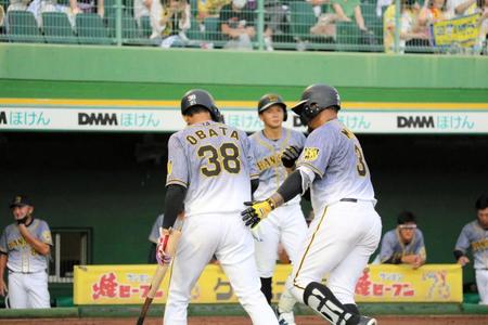 本塁に生還し、小幡と喜びを分かち合うマルテ（右）