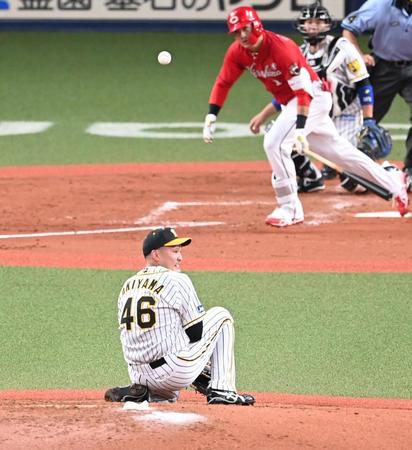 ３回広島、２死二塁、広島・鈴木誠也の打球が直撃し、しゃがみ込む阪神・秋山拓巳＝京セラドーム（撮影・飯室逸平）