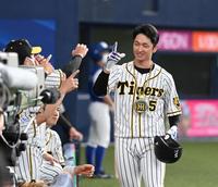 １回阪神無死、阪神・近本光司は先制ソロを放ちナインに迎えられる＝京セラドーム大阪（撮影・山口登）