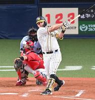 ３回阪神、１死二塁、中前タイムリーを放つ阪神・ジェリー　サンズ＝京セラドーム（撮影・飯室逸平）