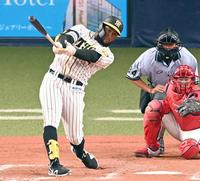 ８回阪神、１死一、二塁、右前タイムリーを放つ阪神・メル・ロハス・ジュニア＝京セラドーム（撮影・飯室逸平）