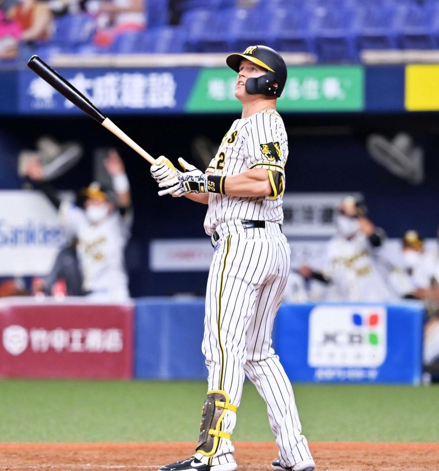 　４回、左翼スタンドへ３ランを放ち、悠然と打球の行方を見つめるサンズ（撮影・立川洋一郎）