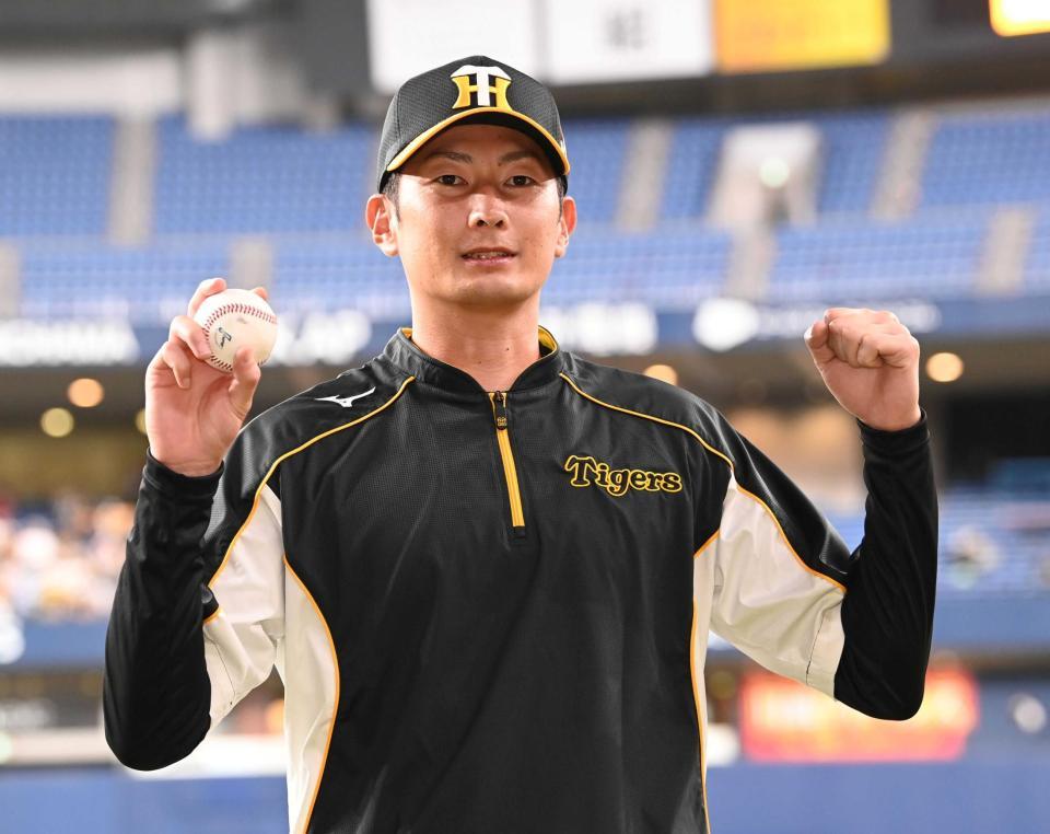 　移籍初勝利を挙げた二保はウイニングボールを手にガッツポーズ（撮影・田中太一）