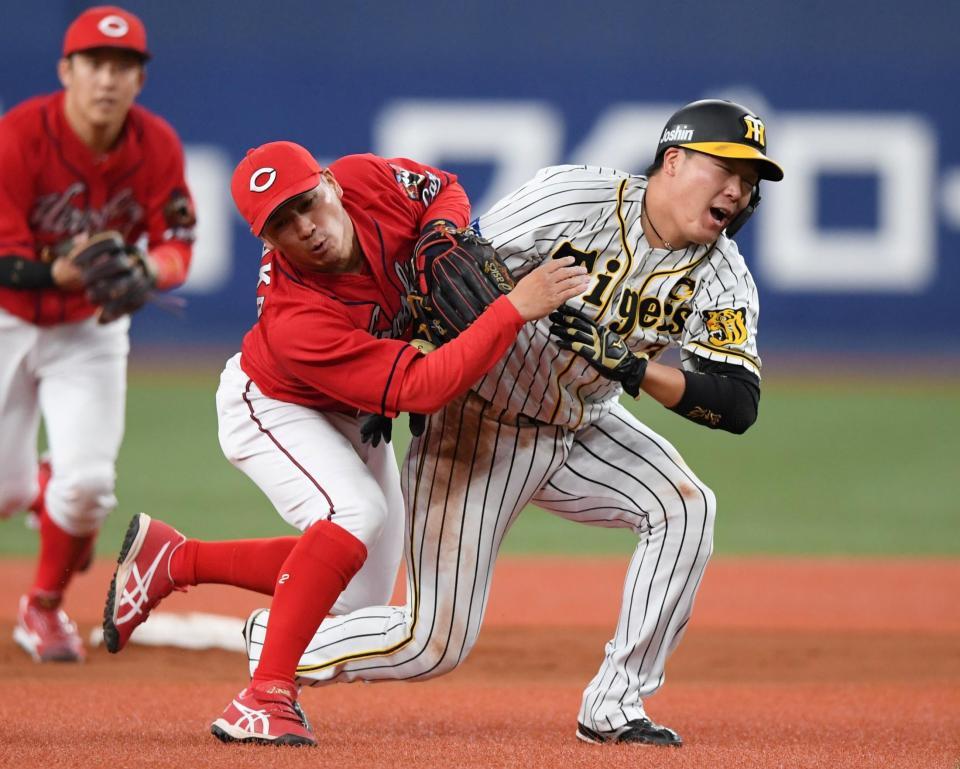 ８回、二、三塁間に挟まれた阪神・大山悠輔はボールを持たない広島・田中広輔と交錯し走塁妨害となる＝京セラドーム大阪（撮影・田中太一）