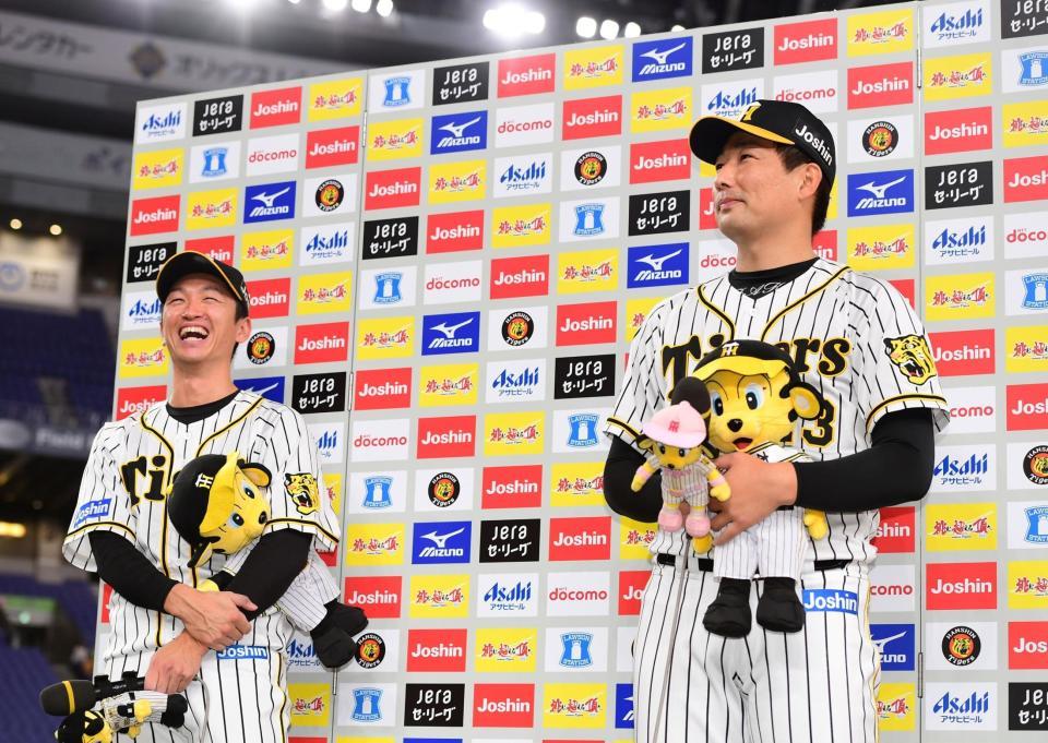 ヒーローインタビューで阪神・岩崎優（右）の塩対応に阪神・近本光司は笑顔を見せる＝京セラドーム大阪（撮影・山口登）