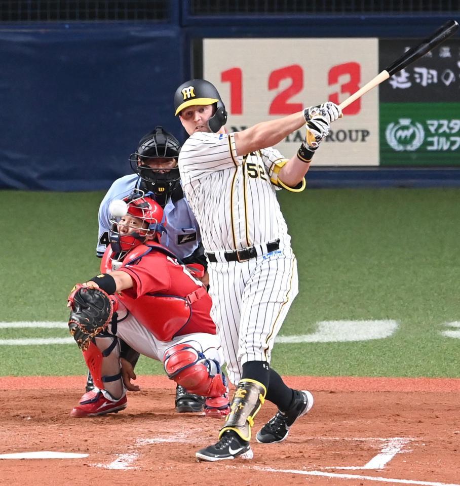 ３回阪神、１死二塁、中前タイムリーを放つ阪神・ジェリー　サンズ＝京セラドーム（撮影・飯室逸平）