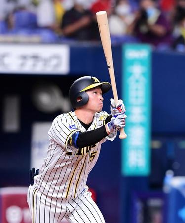 　１回、近本は右越えに先制ソロを放つ