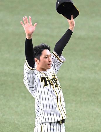 　スタンドのファンに手を振る近本