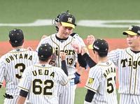 　９回、最後を締め勝利のタッチを交わす岩崎（中央）