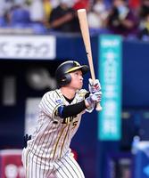 　１回、近本は右越えに先制ソロを放つ